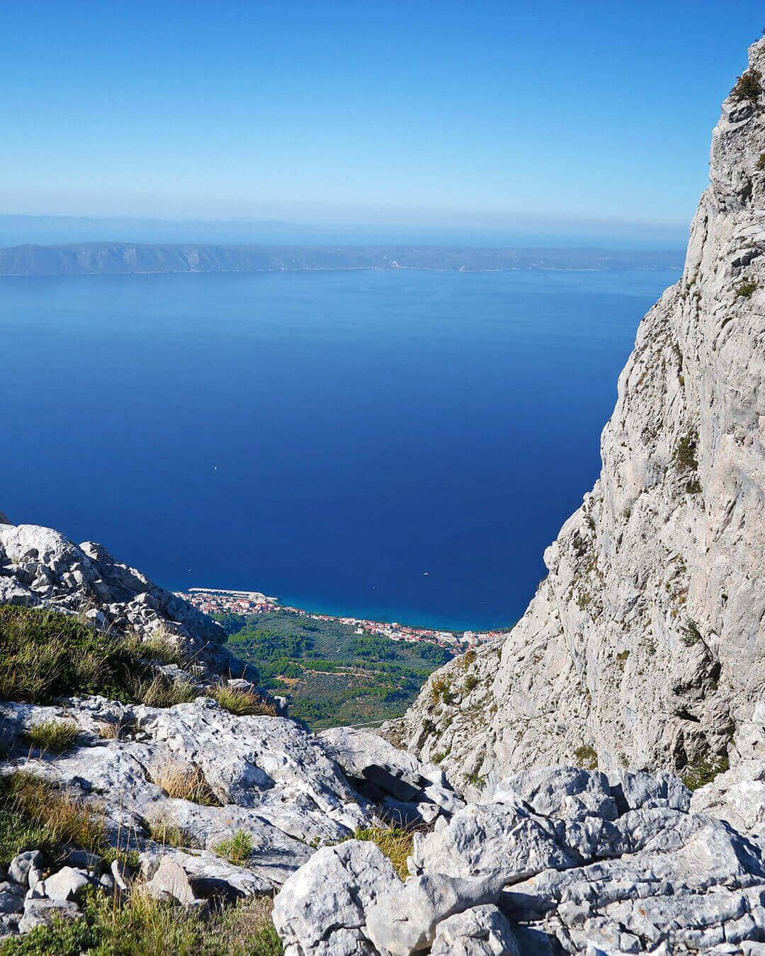 Aussicht von der Biokovo Straße auf die Makarska Riviera in Kroatien Aussicht von der Biokovo Straße auf die Makarska Riviera in Kroatien