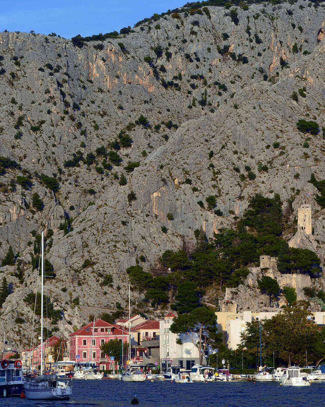 Blick auf Omis vom Meer aus mit ihren hohen Felsen in Mitteldalmatien in Kroatien Blick auf Omis vom Meer aus mit ihren hohen Felsen in Mitteldalmatien in Kroatien