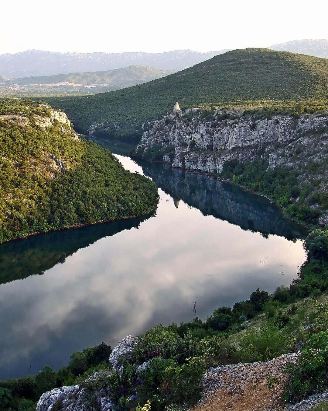 Blick auf den Cetina Canyon und den Cetina Fluss in Mitteldalmatien in Kroatien Der Cetina Caynion mit dem Cetina Fluss in der nähe von Omis in Kroatien