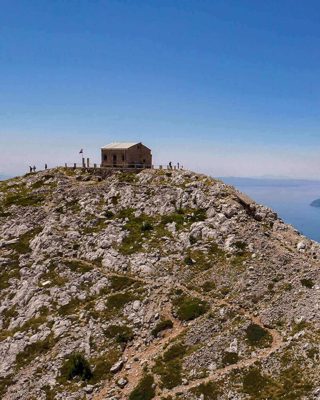 Der Gipfel des Sveti Jure mit Hütte im Biokovo Gebirge an der Makarska Riviera in Kroatien Der Gipfel des Sveti Jure mit Hütte im Biokovo Gebirge an der Makarska Riviera in Kroatien