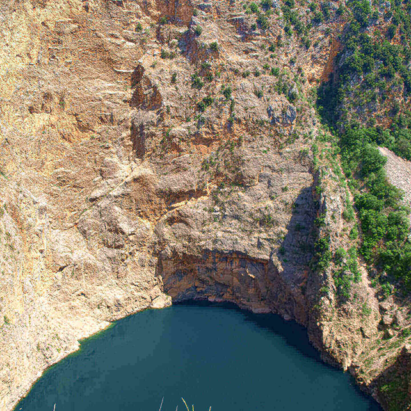 Blick auf den Roten See mit den umgliegenden steilen Felswänden in Imotski in Kroatien