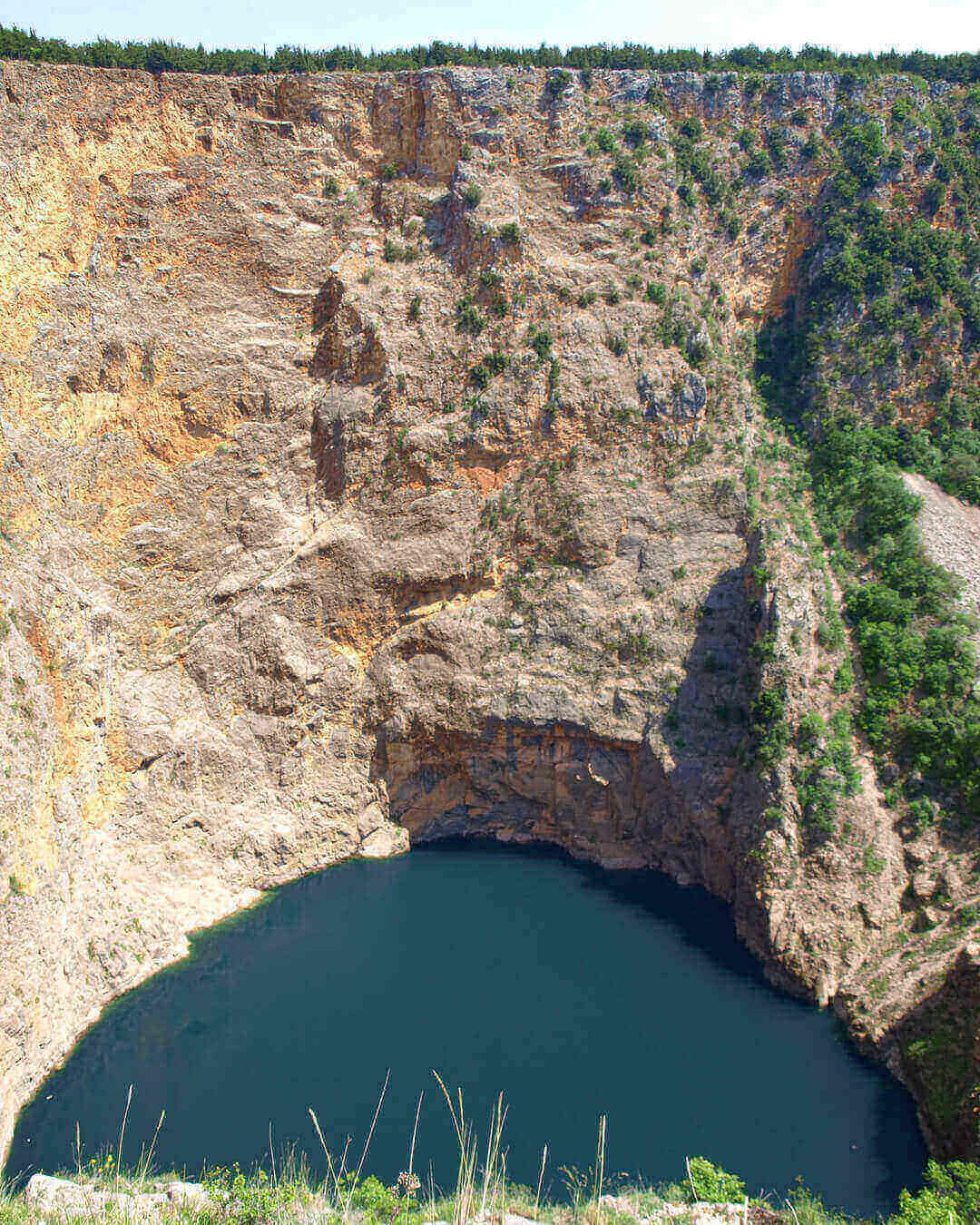 k auf die steilen Karstfelswände am roten See in Imotski in Kroatien Blick auf die steilen Karstfelswände am roten See in Imotski in Kroatien