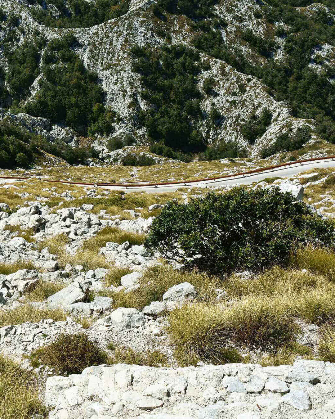 Blick auf die Felsen und die Straße im Biokovo Gebirge an der Makarska Riviera in Kroatien Blick auf die Felsen und die Straße im Biokovo Gebirge an der Makarska Riviera in Kroatien