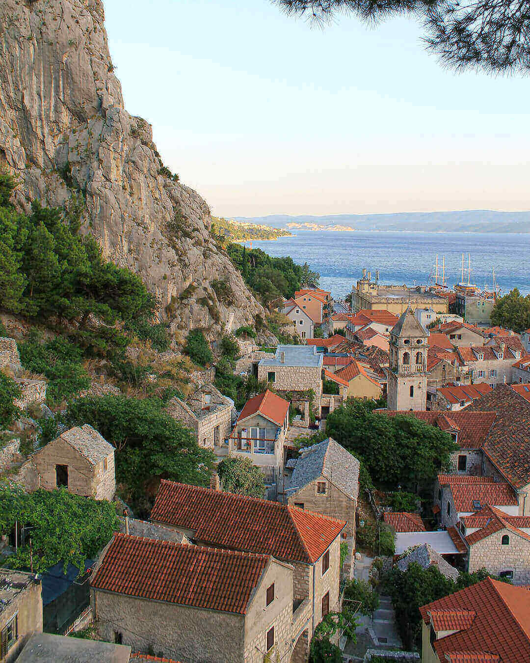 Blick von der Festung auf die Häuser von Omis im Hintergrund die Adria Blick von der Festung auf die Häuser von Omis im Hintergrund die Adria