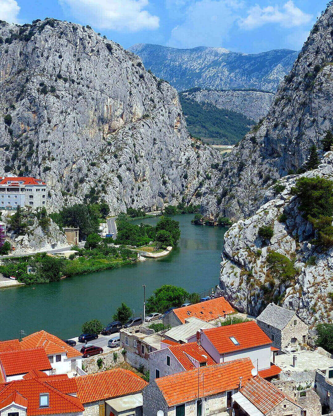 Blick über die Häuser von Omis auf den Cetira River und den Canyon Blick über die Häuser von Omis auf den Cetira River und den Canyon