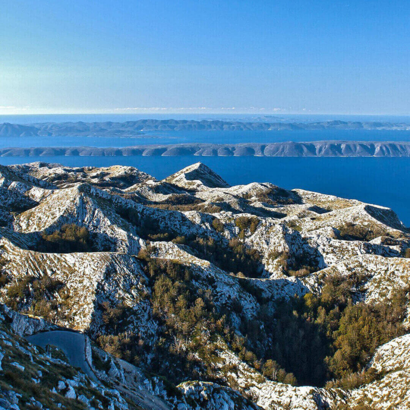 Blick vom Biokovo Gebirge auf die Adria und die Insel Brac an der Makarska Riviera in Kroatien