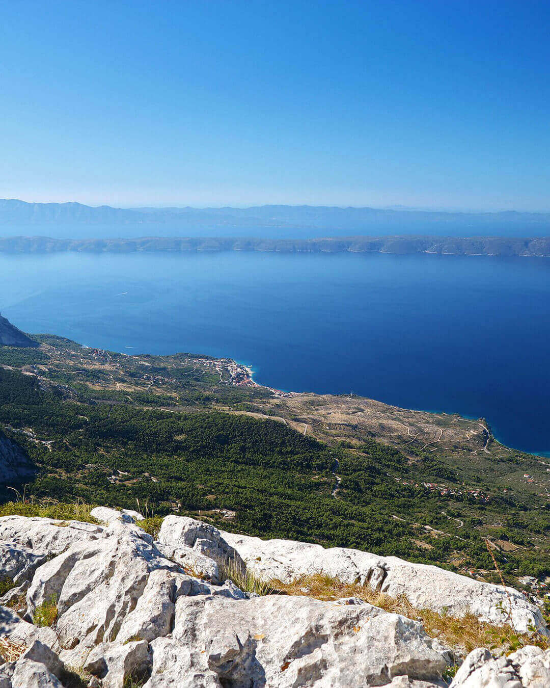 Blick vom Biokovo Gebirge auf die Küste der Makarska Riviera und die Insel Brac in Kroatien Blick vom Biokovo Gebirge auf die Küste der Makarska Riviera und die Insel Brac in Kroatien