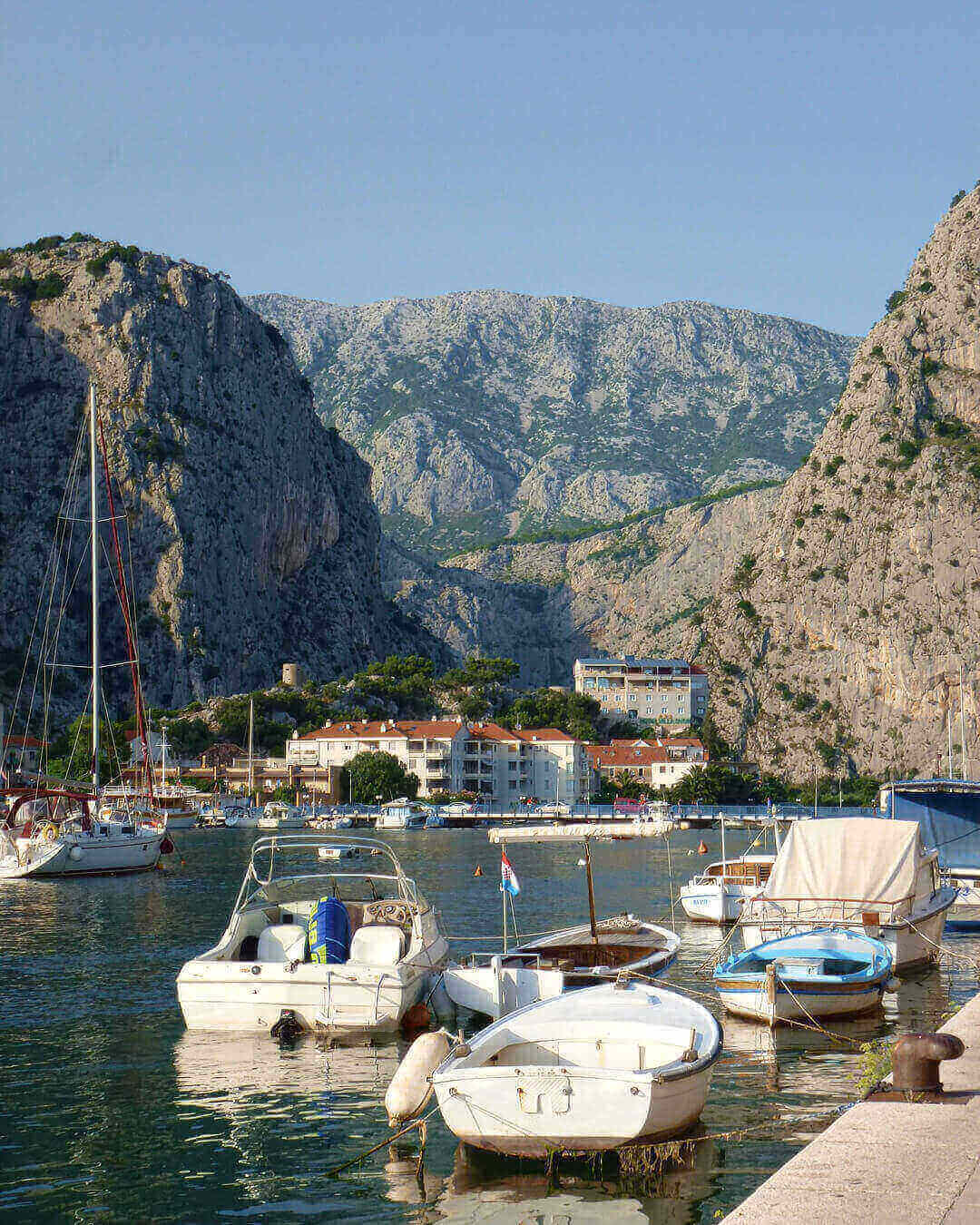 Boote auf der Adria an der Makarska Riviera in Kroatien Blick auf Omis und die den Cetira River