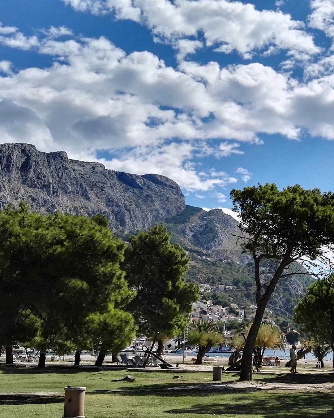 Ein grüner Platz in der Ortsmitte von Omis in Kroatien Ein grüner Platz in der Ortsmitte von Omis in Kroatien