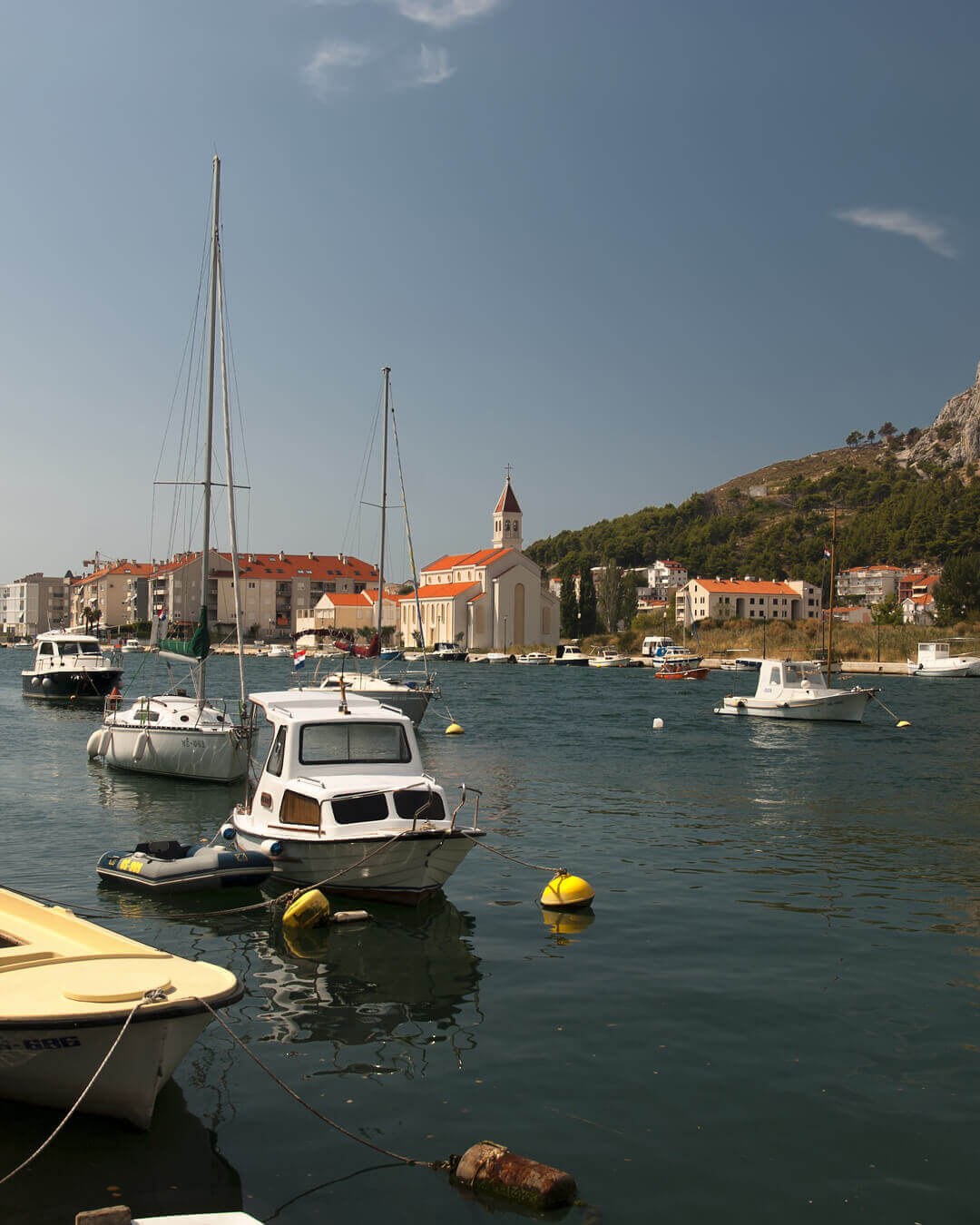 Blick auf die Adria vor der Küste von Omis in Kroatien Blick auf die Adria vor der Küste von Omis in Kroatien